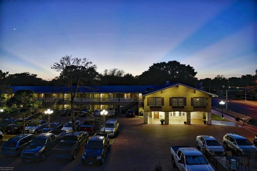 Sunday House Inn and Suites photo 1