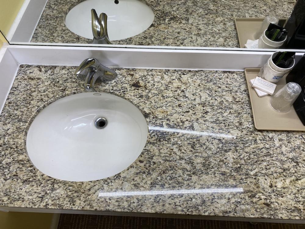 American Inn and Suites photo 13