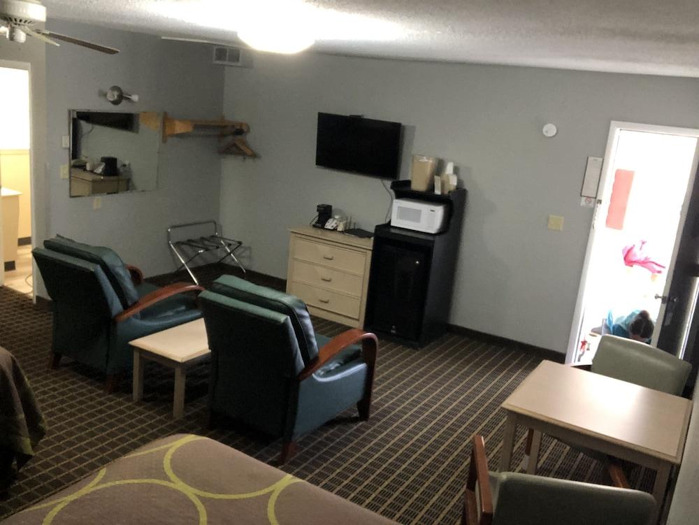 Hawkeye Motel photo 5