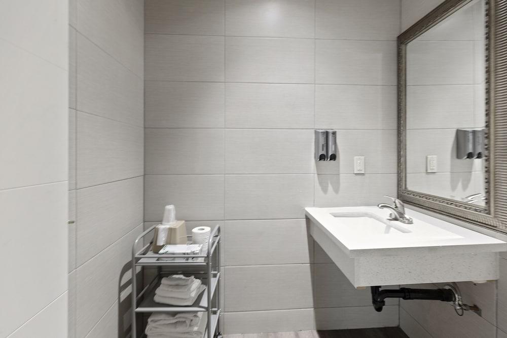 Le Blanc Inn & Suites photo 27