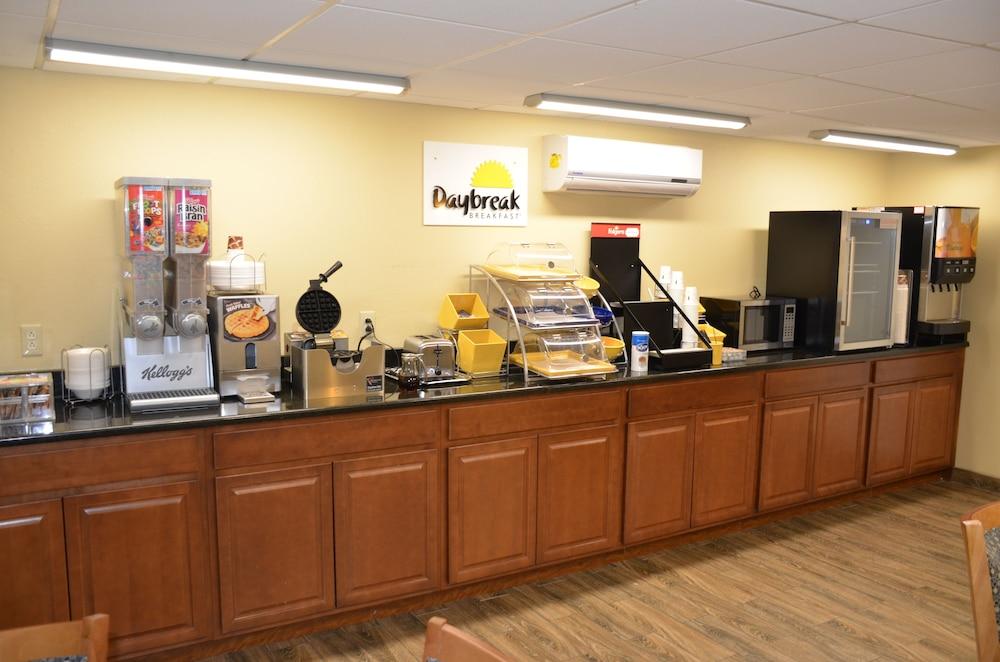 Days Inn by Wyndham Southern Hills/ORU photo 61