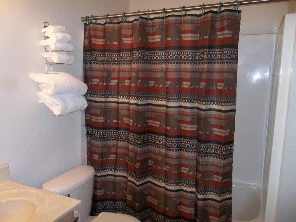 Douglas Inn & Suites photo 16