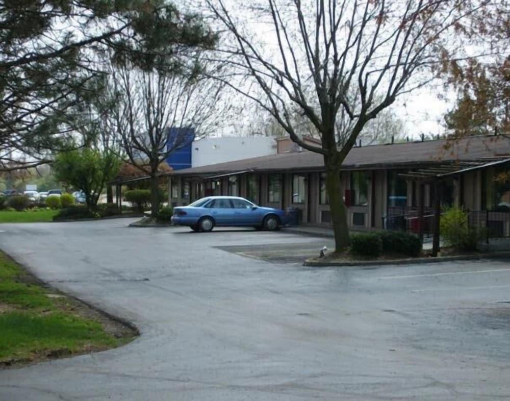 Budgetel Inn & Suites photo 4