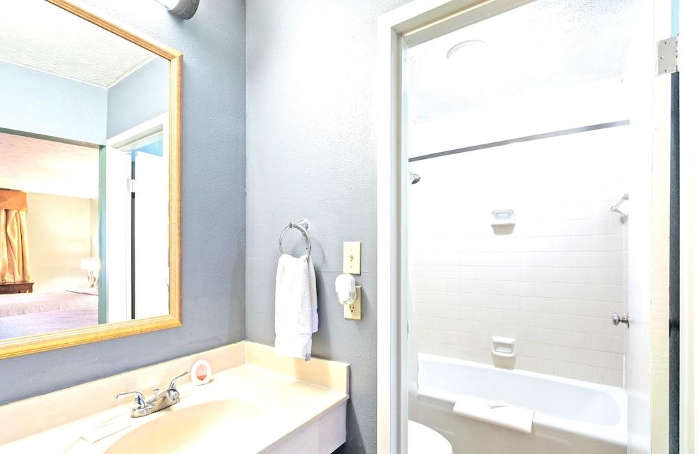 Williamsburg Suites photo 18