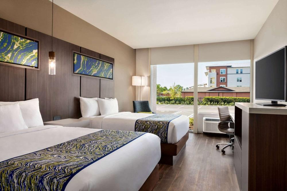 La Quinta Inn & Suites by Wyndham Orlando - IDrive Theme Parks photo 12