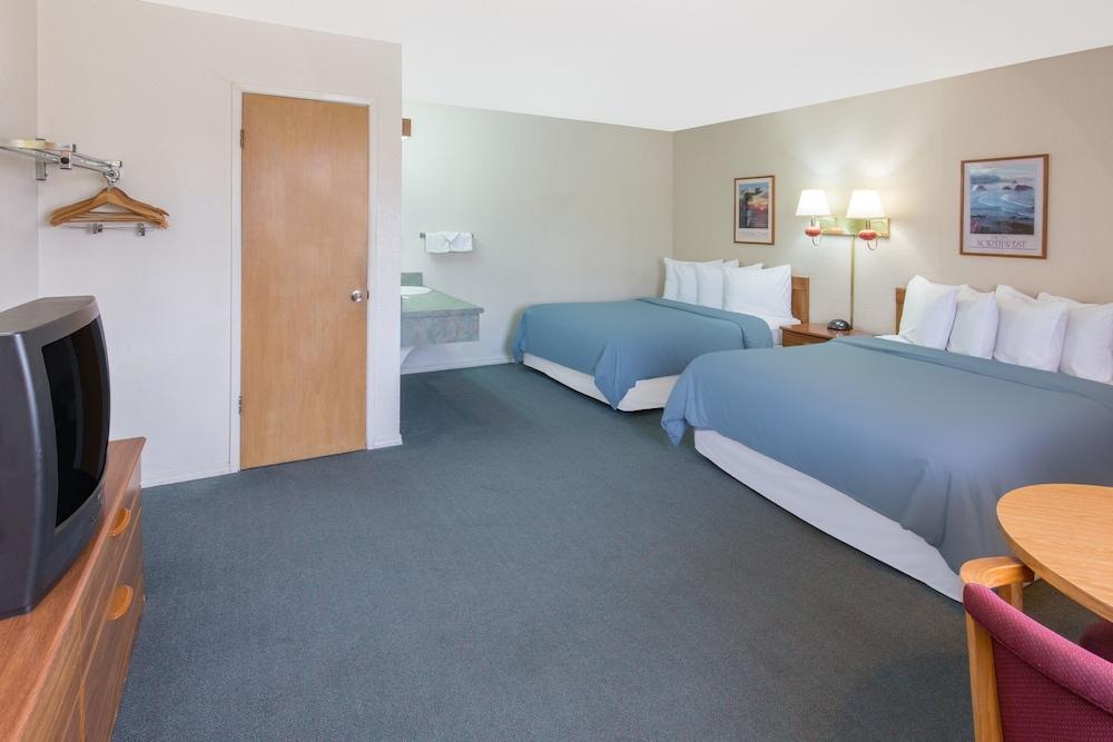 Redwood Inn photo 7