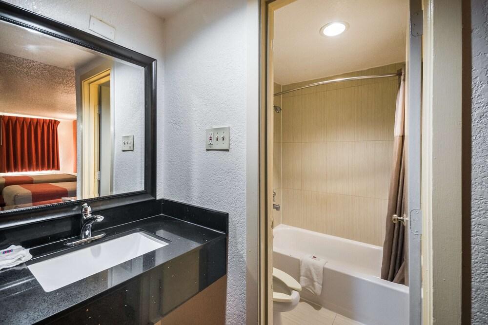 Motel 6 Houston, TX - Brookhollow photo 16