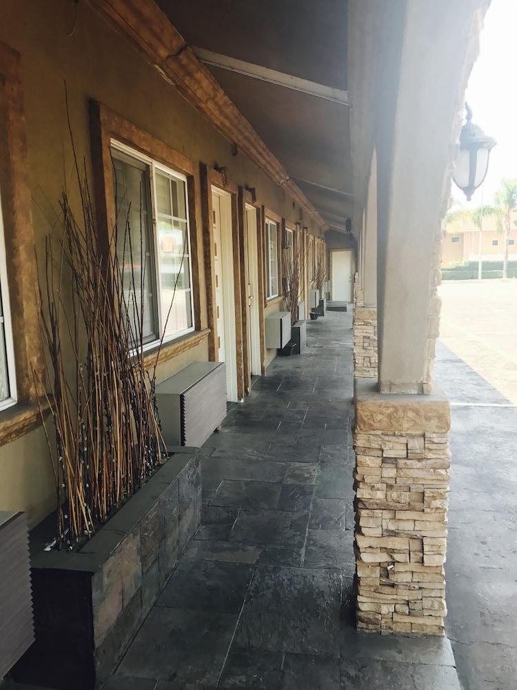 Royala Inn photo 33