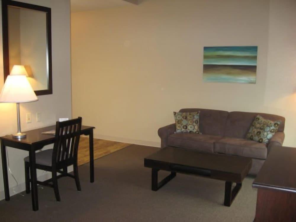 Ambassador Inn & Suites photo 8