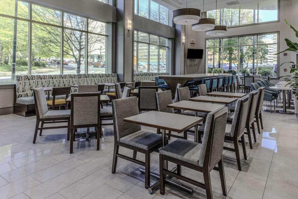 Hampton Inn & Suites Arlington Crystal City DCA photo 25
