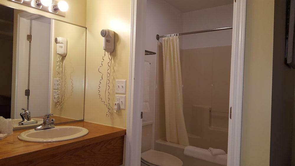 Captain's Quarters Motel photo 16