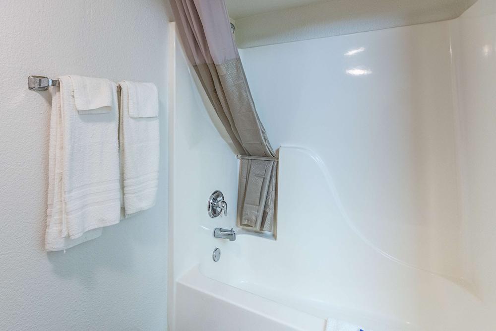 Motel 6 Cleveland, TX photo 9