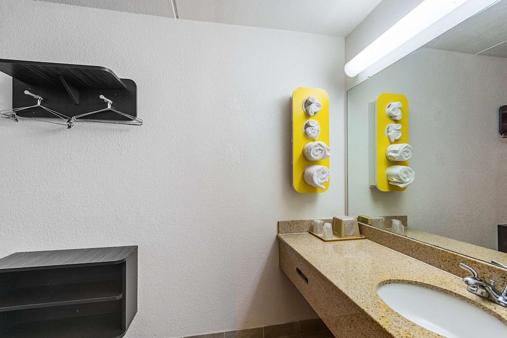 Motel 6 Cleveland, TX photo 13
