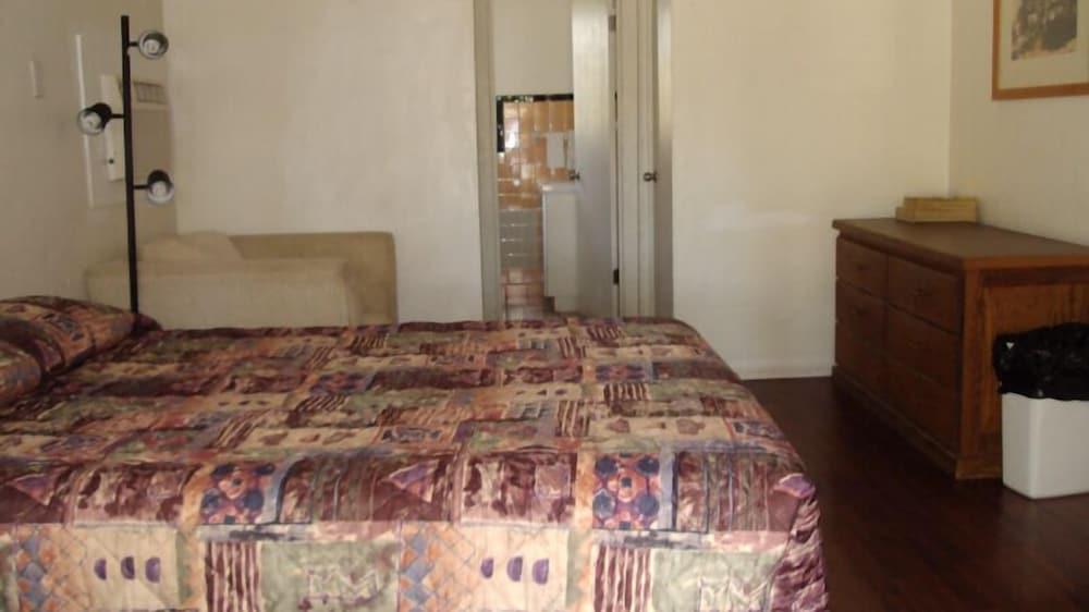 La Siesta Motel photo 27