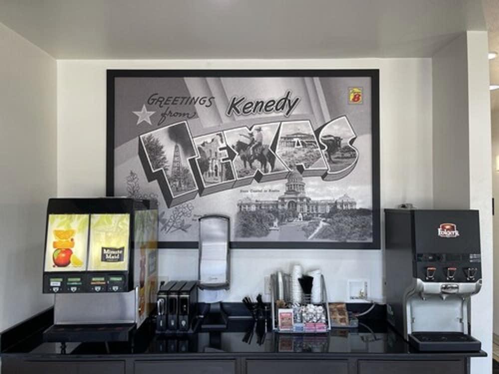 Super 8 by Wyndham Kenedy photo 4
