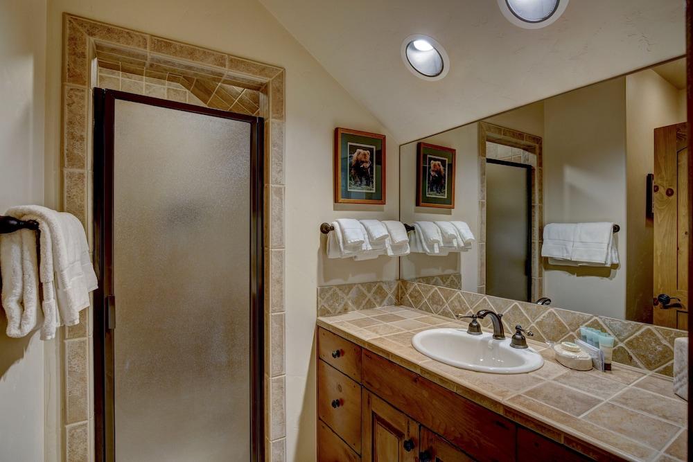 Snowberry by Elevation Accommodations photo 11