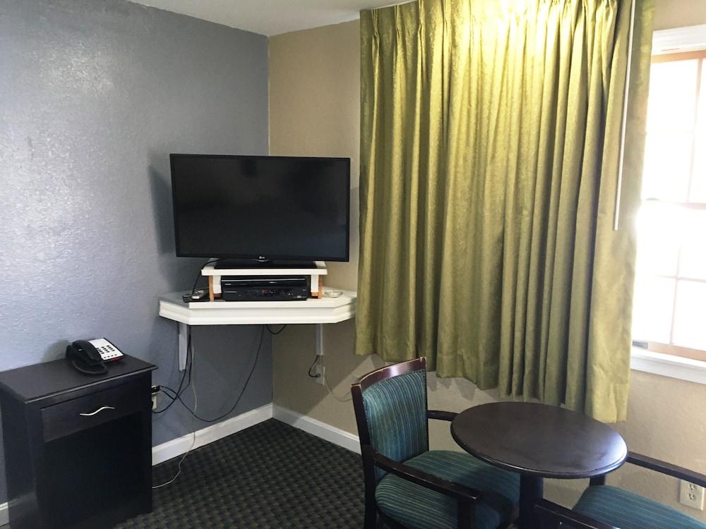 Chisholms Motor Inn photo 22