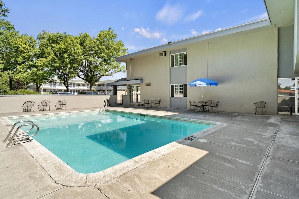 Travelers Inn Medford photo 18