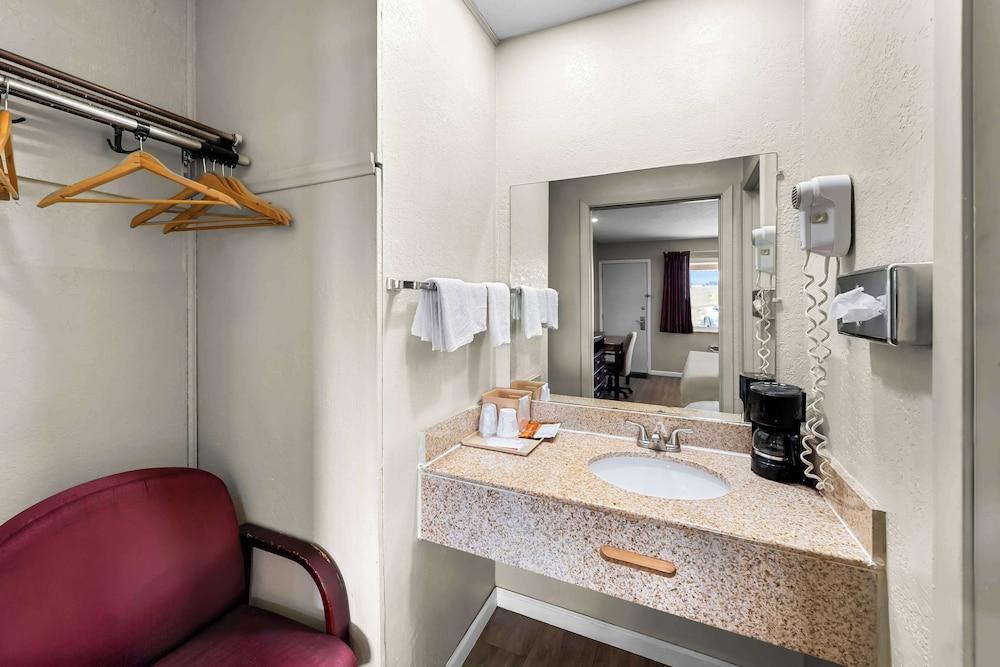 Americas Best Value Inn Marion, OH photo 25