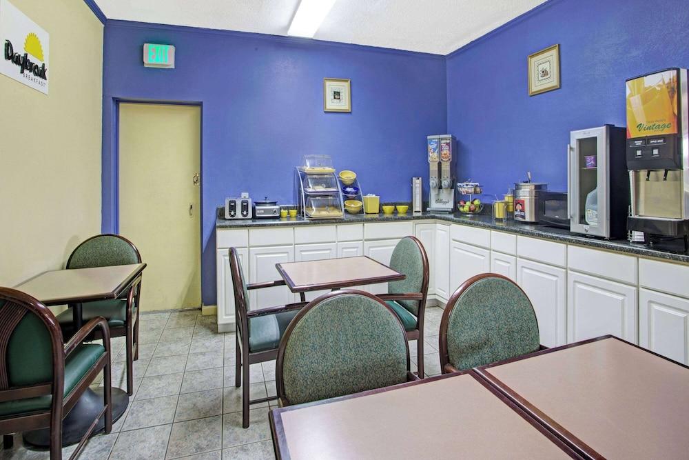 Days Inn by Wyndham Benson photo 13