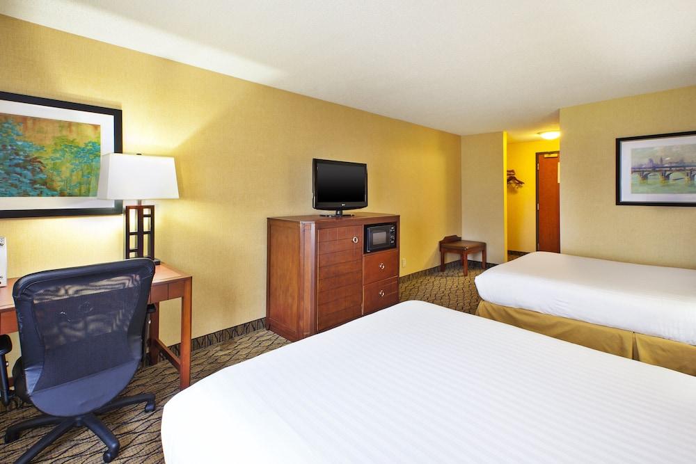 Holiday Inn Express Hotel & Suites Belleville by IHG photo 81