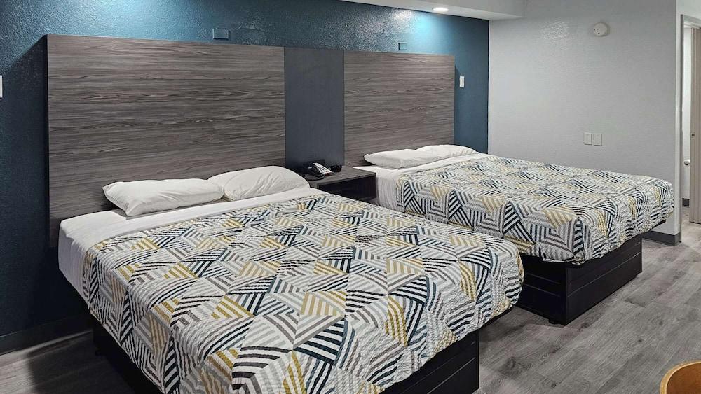 Motel 6 Memphis, TN - Graceland photo 2