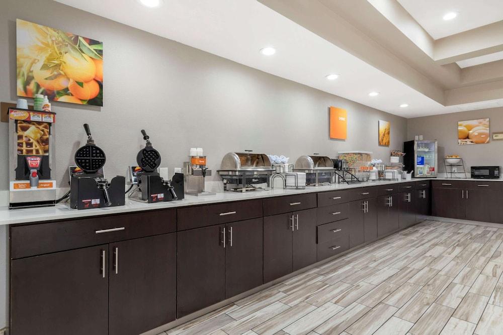 Comfort Inn and Suites Near Medical Center photo 55