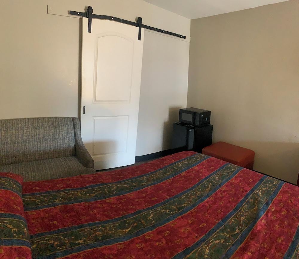Stadium Inn & Spas photo 16
