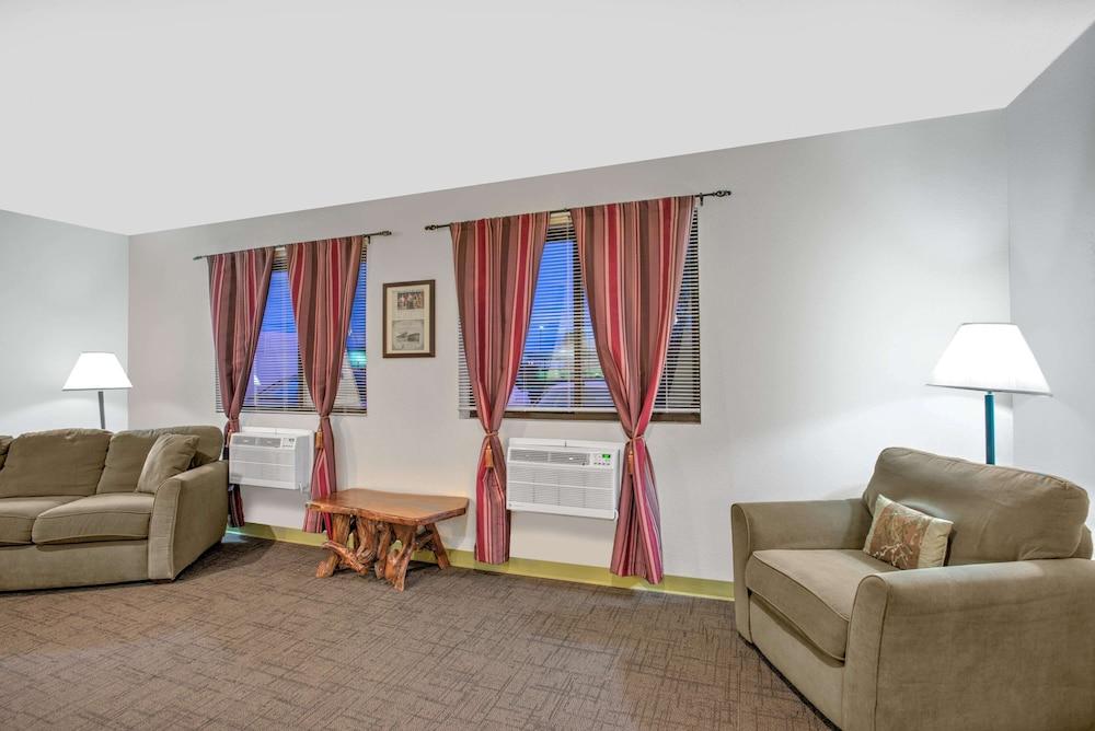 Super 8 by Wyndham Ticonderoga photo 2