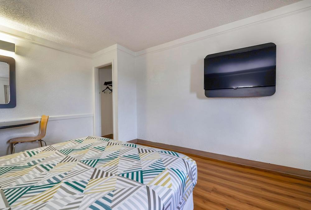Motel 6 Beaumont, TX photo 20