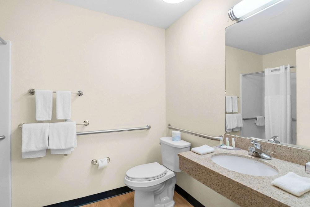 Quality Inn Queensbury - Lake George Area photo 7