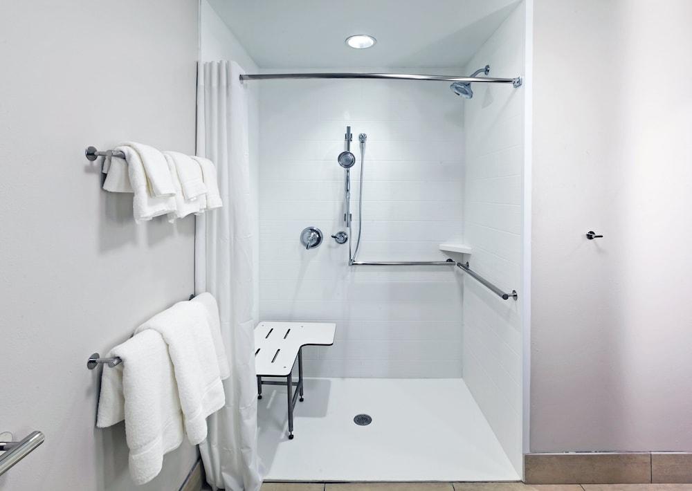 Holiday Inn Express & Suites Chanute by IHG photo 9