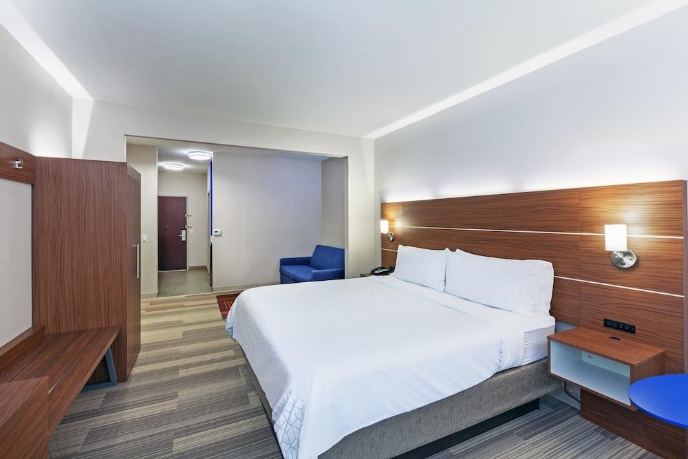 Holiday Inn Express Hotel & Suites Orange by IHG photo 12