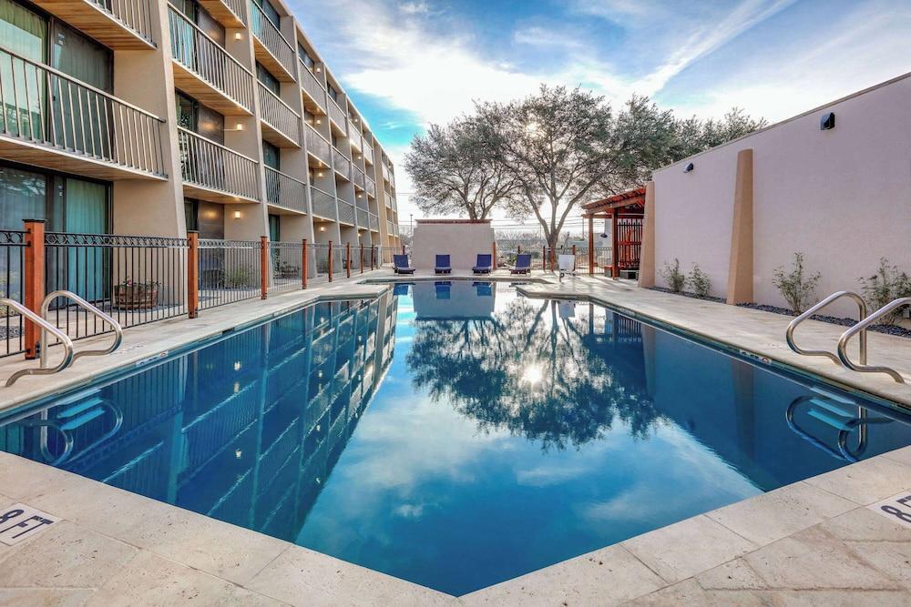 Ramada by Wyndham Austin South photo 31