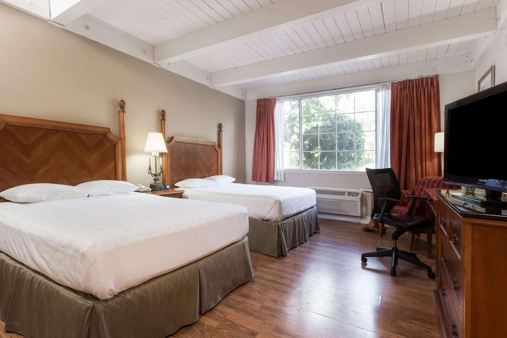 Prodigy Hotel, a Days Inn by Wyndham photo 14