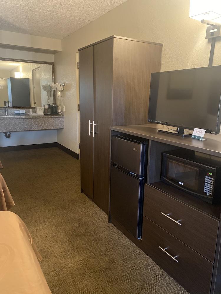 Quality Inn Riverside near UCR and Downtown photo 11