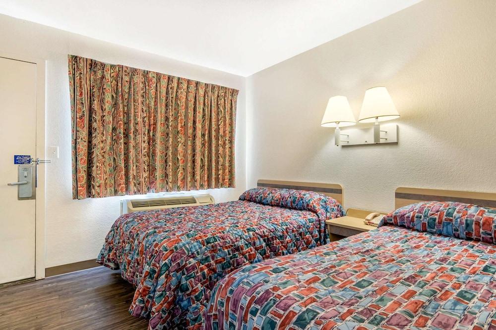 Rodeway Inn photo 21