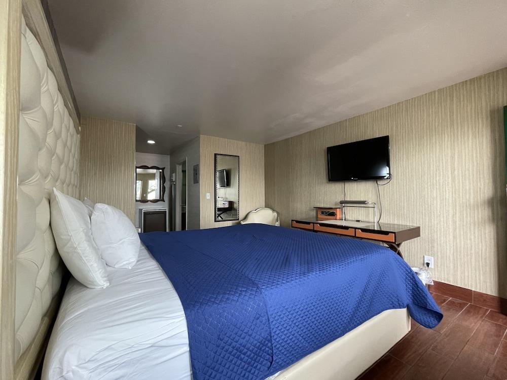 Crown Motel photo 16