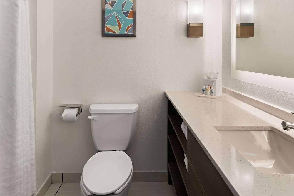 Comfort Suites Granbury photo 23