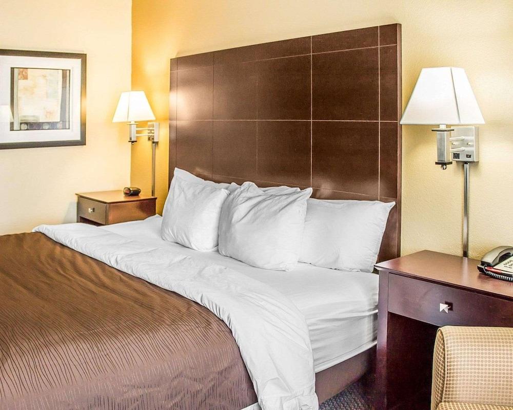 Quality Inn & Suites Sturgeon Bay photo 19