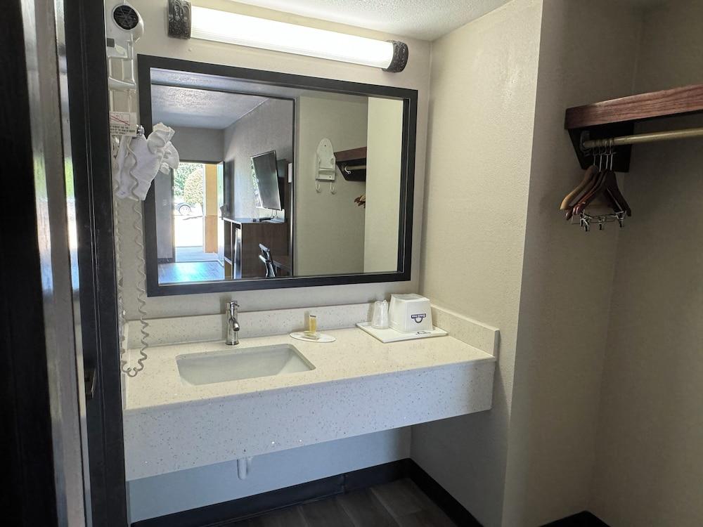 Days Inn by Wyndham Longview South photo 10