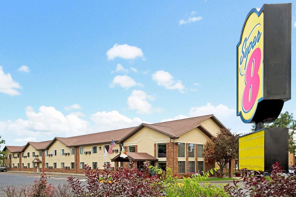 Super 8 by Wyndham Longmont/Twin Peaks photo 1