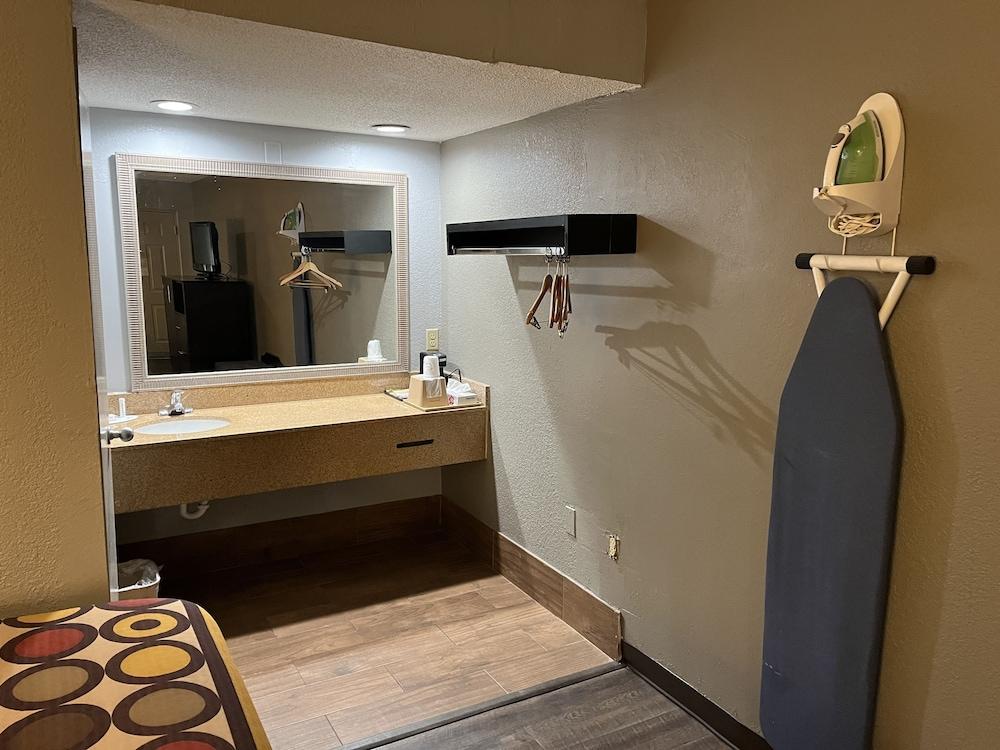 Super 8 by Wyndham Meridian photo 19