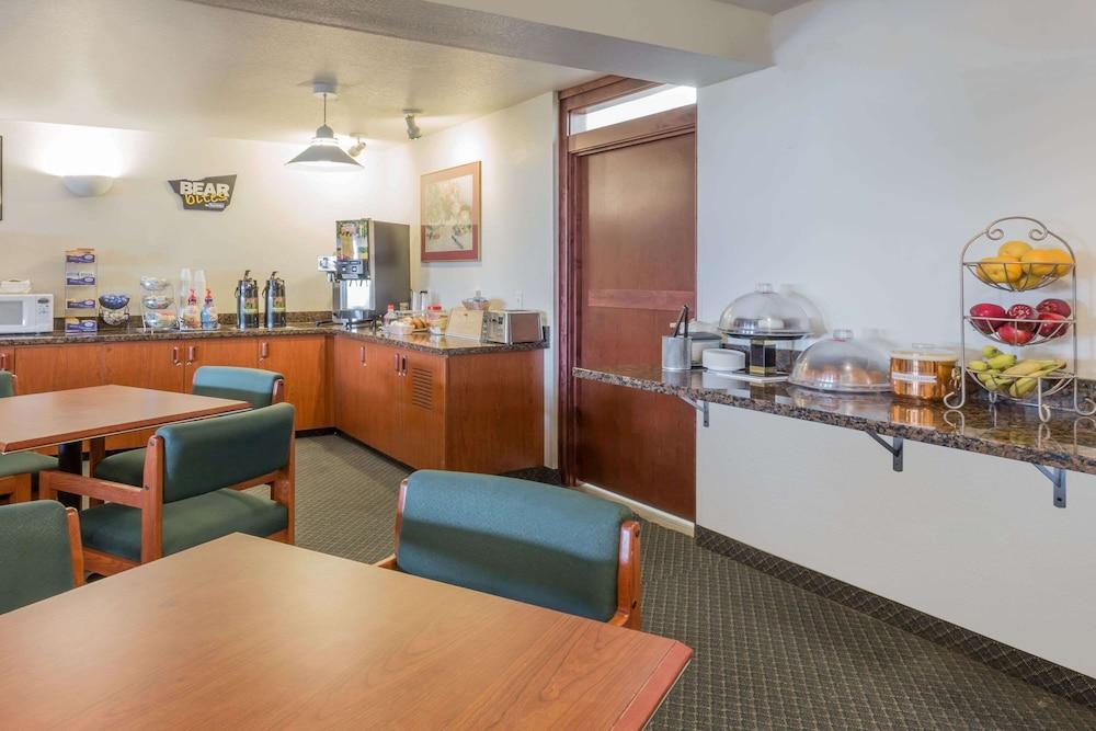 Travelodge Suites by Wyndham Newberg photo 43