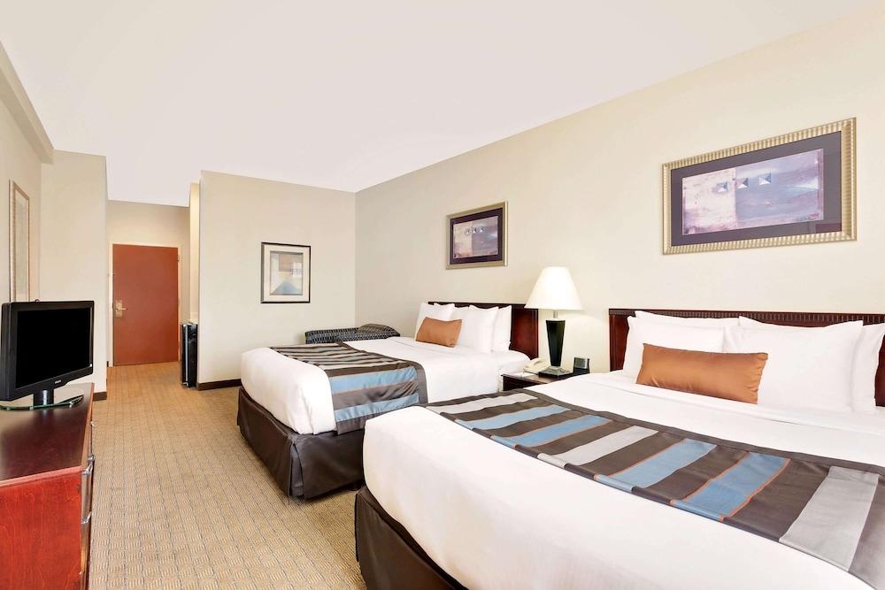 Wingate by Wyndham - Destin FL photo 7