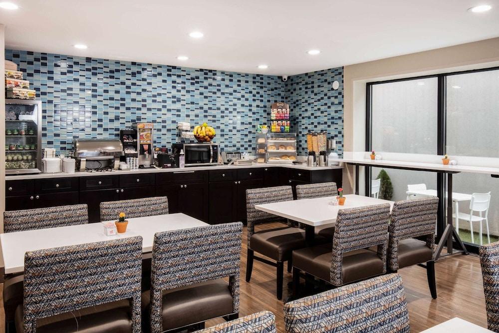 La Quinta Inn and Suites by Wyndham Long Island City photo 15