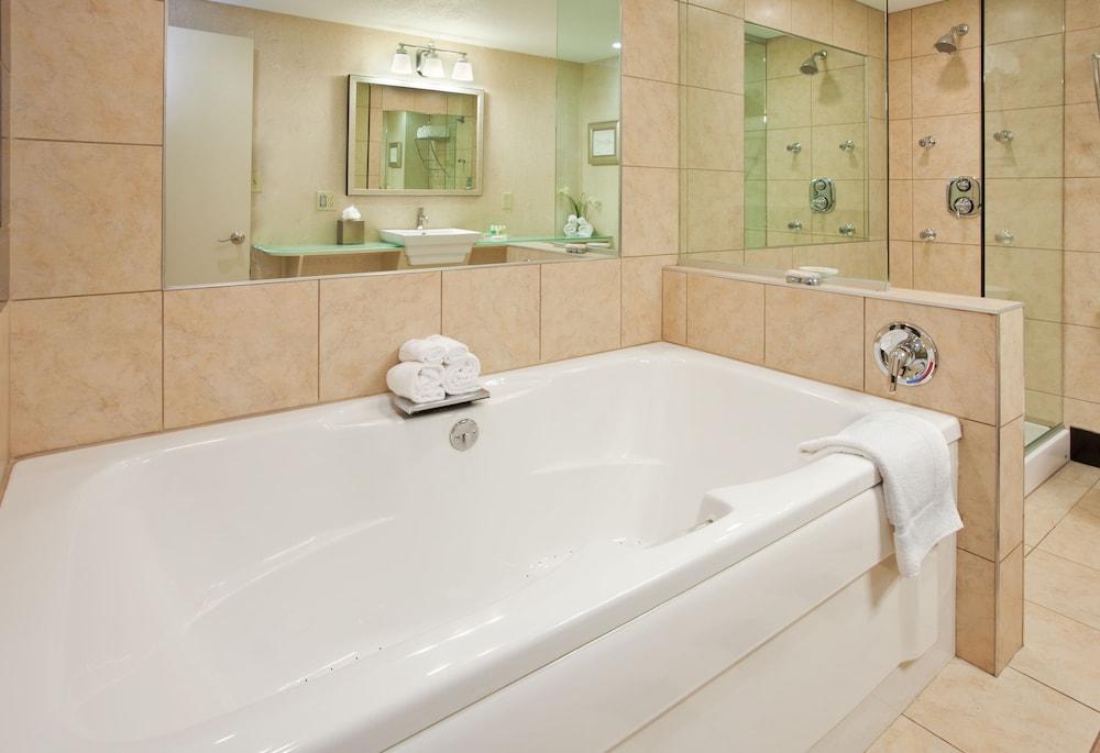 Holiday Inn Manhattan at the Campus by IHG photo 3