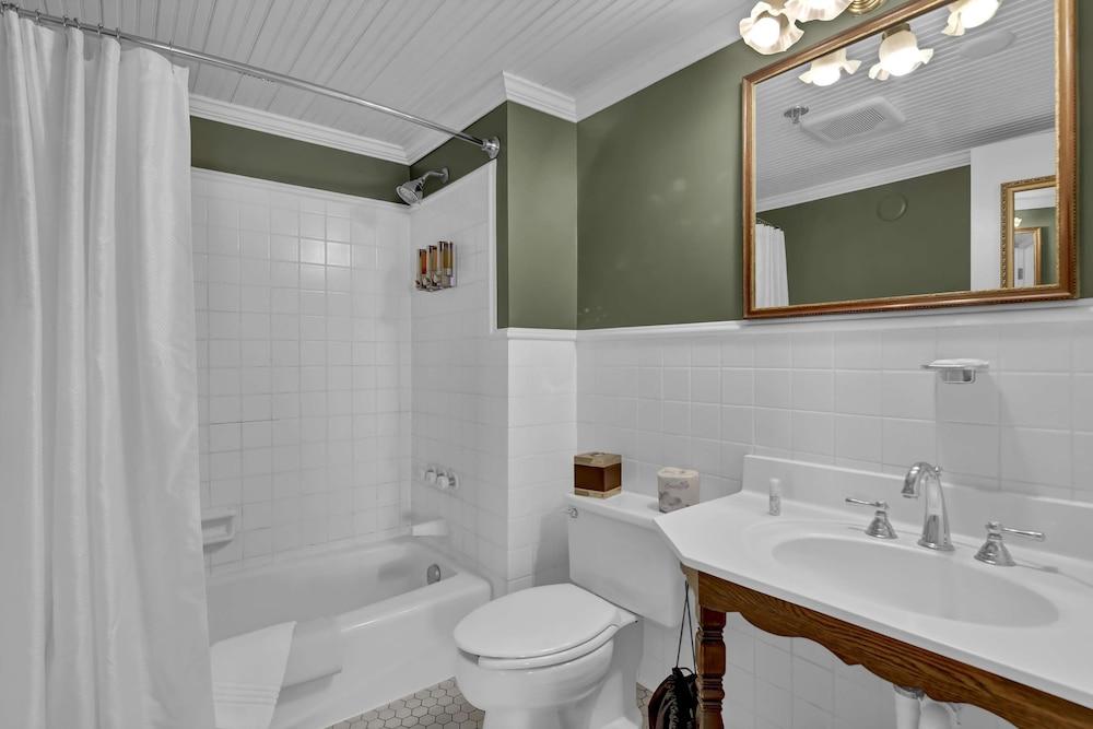 St James Hotel, a Historic Hotel of America photo 8