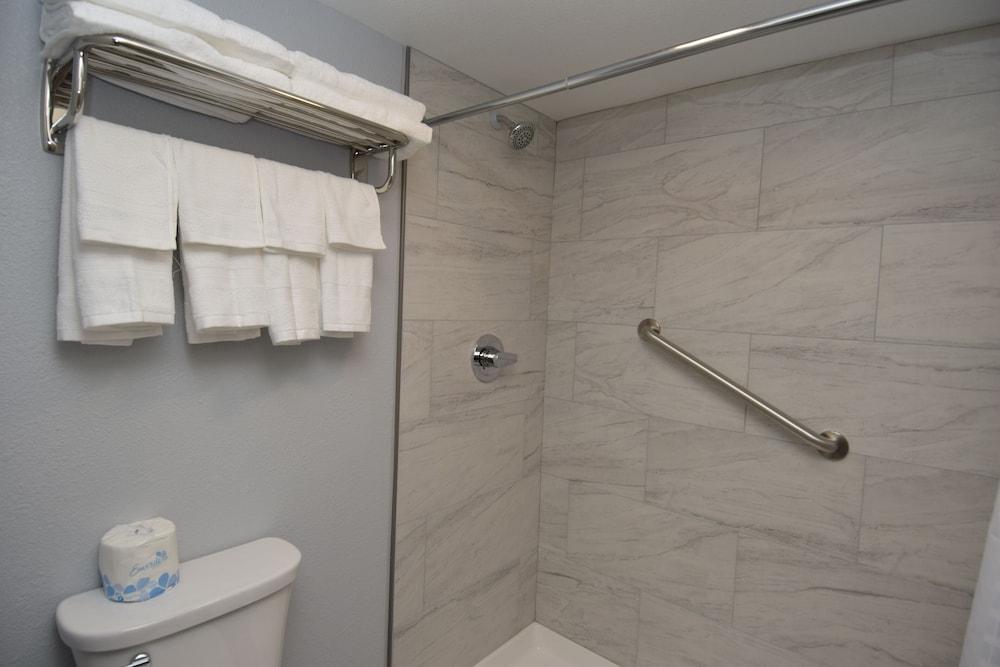 Baymont by Wyndham Batavia - Darien Lake photo 7