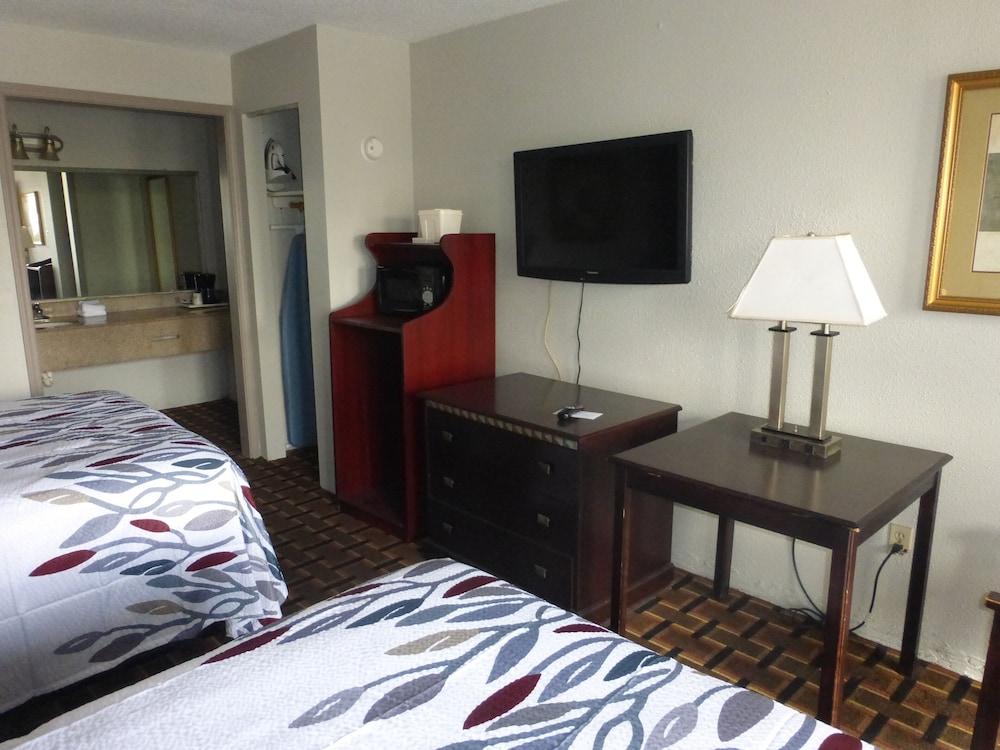 Red Roof Inn Evergreen photo 24